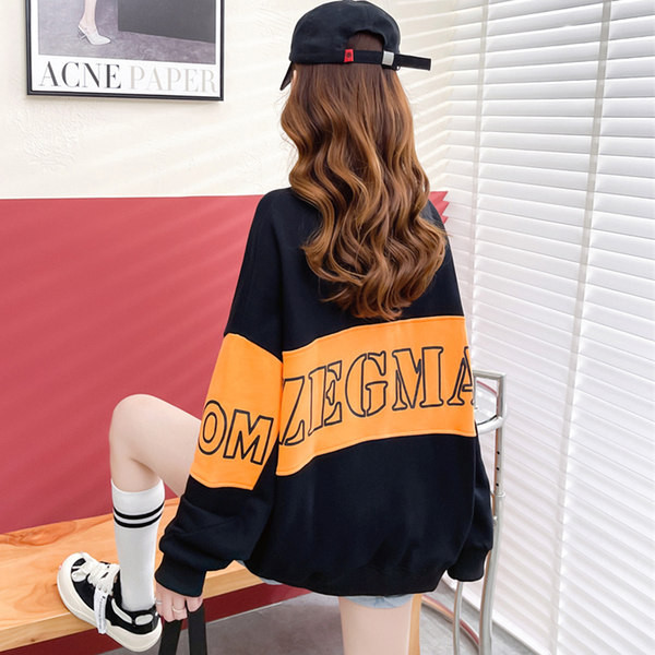 Novi model široke majice s printom i džepom na patent