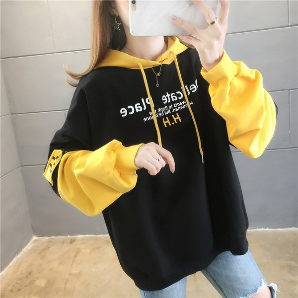 Bő, kapucnis pulóver nyakkendővel nőknek