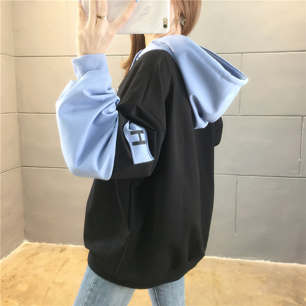 Bő, kapucnis pulóver nyakkendővel nőknek