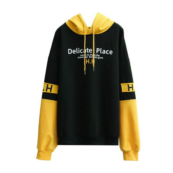 Bő, kapucnis pulóver nyakkendővel nőknek