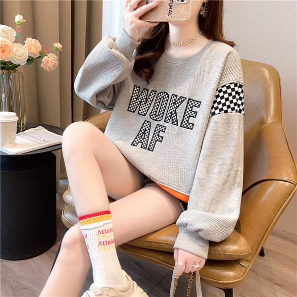 Пролетен широк суичър с овално деколте и надпис за жени