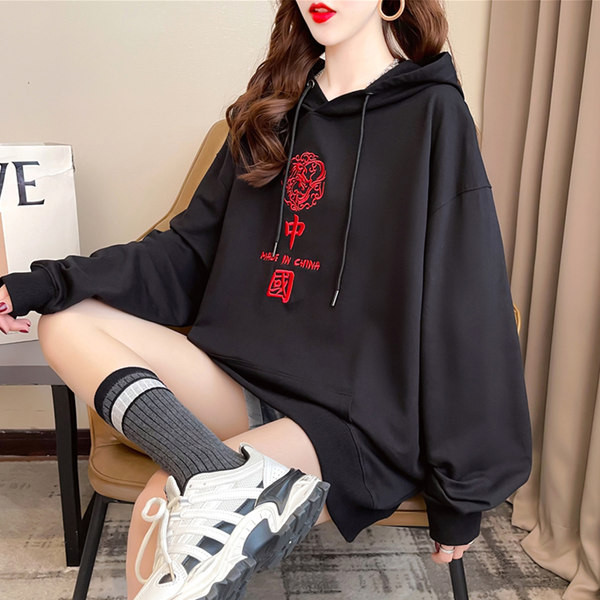 Hímzett díszítéssel ellátott, alkalmi női kapucnis pulóver