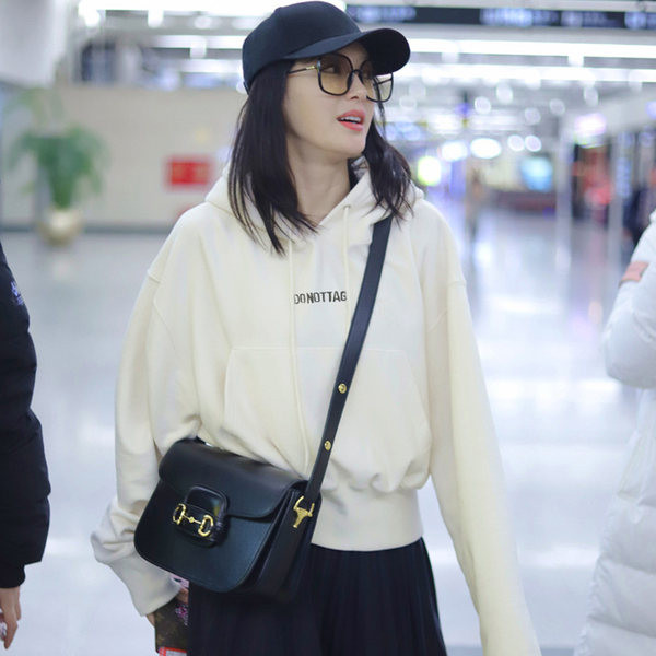 Ženska majica s izvezenim natpisom i kapuljačom pogodna za svakodnevni život