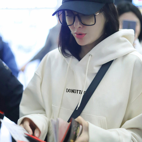 Ženska majica s izvezenim natpisom i kapuljačom pogodna za svakodnevni život