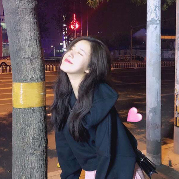 Ženska majica s izvezenim natpisom i kapuljačom pogodna za svakodnevni život