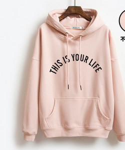 Спортен дамски суичър с надпис и джоб