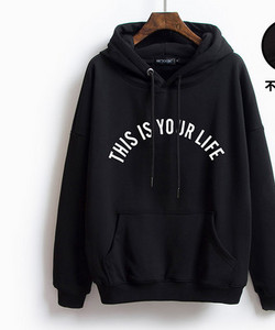 Спортен дамски суичър с надпис и джоб