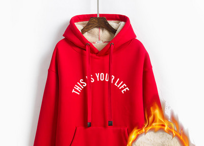 Спортен дамски суичър с надпис и джоб