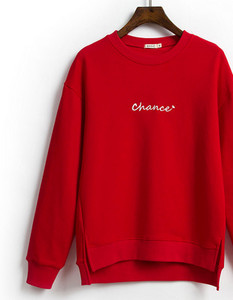 Ежедневен дамски суичър с овално деколте и бродиран надпис 