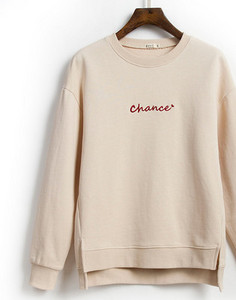 Ежедневен дамски суичър с овално деколте и бродиран надпис 