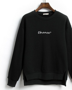 Ежедневен дамски суичър с овално деколте и бродиран надпис 