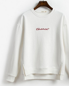 Ежедневен дамски суичър с овално деколте и бродиран надпис 