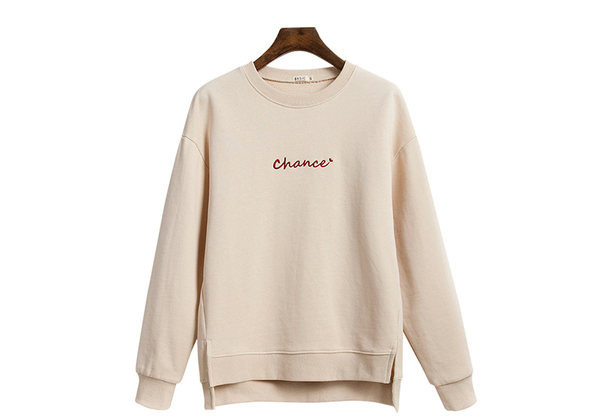 Ежедневен дамски суичър с овално деколте и бродиран надпис 