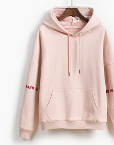 Дамски суичър с бродиран надпис подходящ за ежедневието