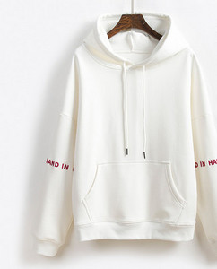 Дамски суичър с бродиран надпис подходящ за ежедневието