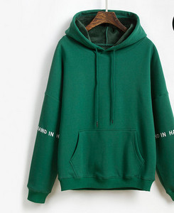 Дамски суичър с бродиран надпис подходящ за ежедневието