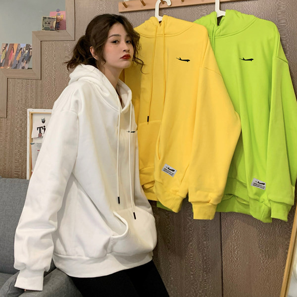 Igapäevaseks eluks sobiv laia mudeliga naiste dressipluus kapuutsiga ja paeltega