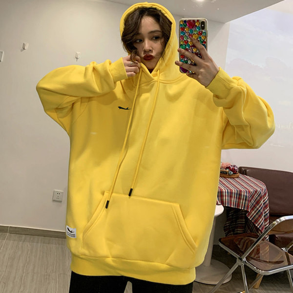 Igapäevaseks eluks sobiv laia mudeliga naiste dressipluus kapuutsiga ja paeltega