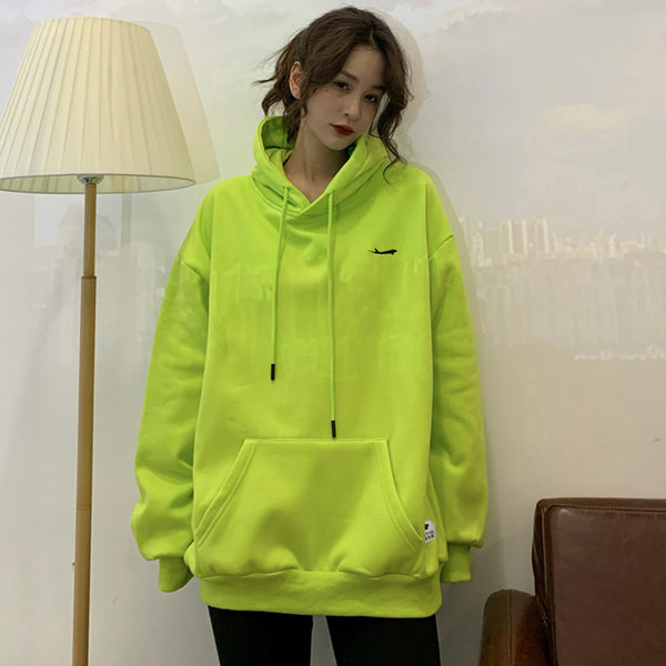 Igapäevaseks eluks sobiv laia mudeliga naiste dressipluus kapuutsiga ja paeltega