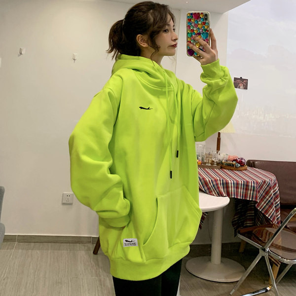 Igapäevaseks eluks sobiv laia mudeliga naiste dressipluus kapuutsiga ja paeltega