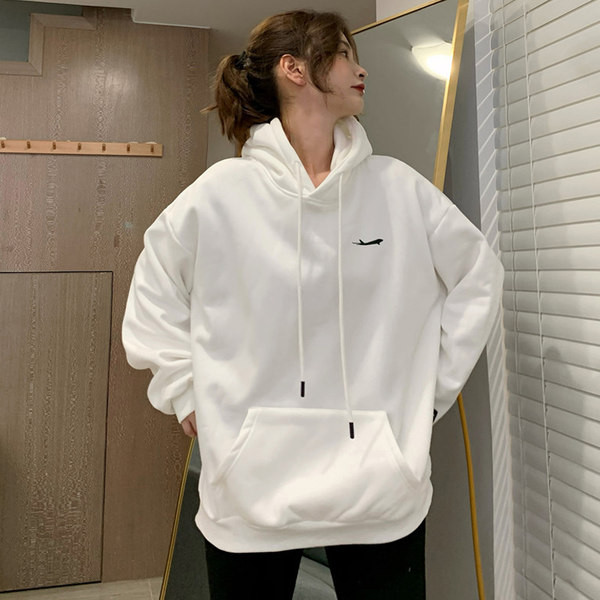 Igapäevaseks eluks sobiv laia mudeliga naiste dressipluus kapuutsiga ja paeltega