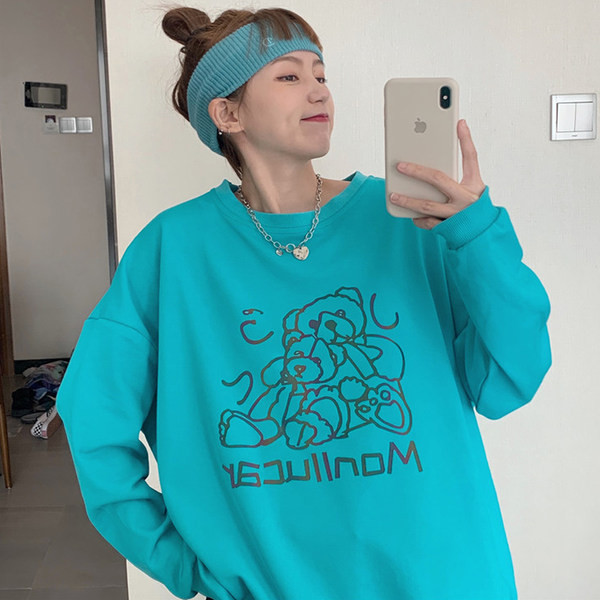 Bő mintás női pulóver ovális nyakkivágással és mintával