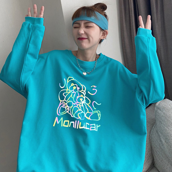 Bő mintás női pulóver ovális nyakkivágással és mintával