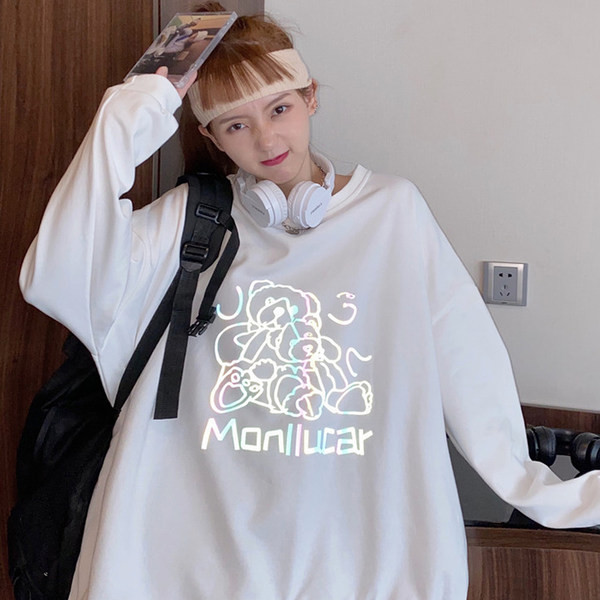 Bő mintás női pulóver ovális nyakkivágással és mintával