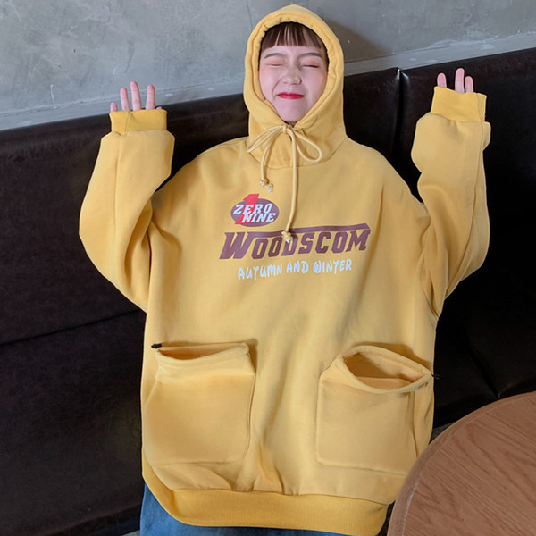 Широк модел дамски суичър с джобове и надпис 