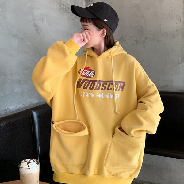 Широк модел дамски суичър с джобове и надпис 