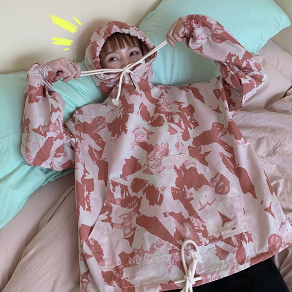 Широк дамски камуфлажен суичър с качулка и връзки