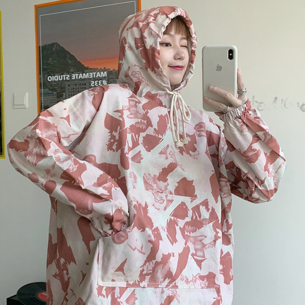 Широк дамски камуфлажен суичър с качулка и връзки