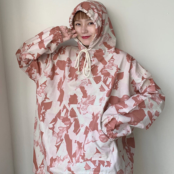 Широк дамски камуфлажен суичър с качулка и връзки