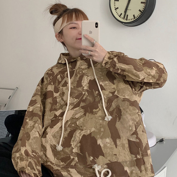 Широк дамски камуфлажен суичър с качулка и връзки