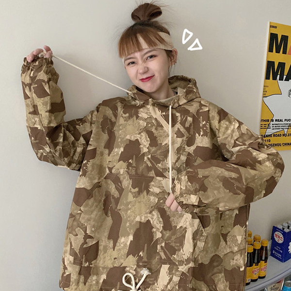 Широк дамски камуфлажен суичър с качулка и връзки