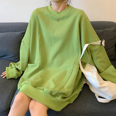 Едноцветен широк дамски суичър с джоб и овално деколте 