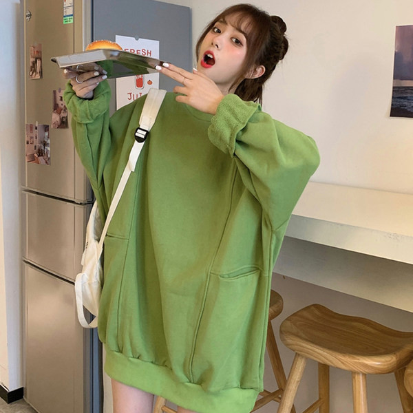 Едноцветен широк дамски суичър с джоб и овално деколте 