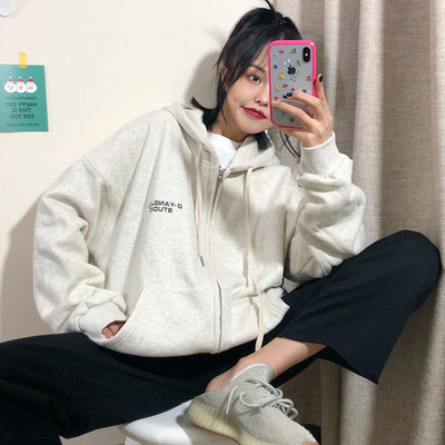 Γυναικείο φαρδύ φούτερ με κεντημένο κείμενο και μεταλλικό κούμπωμα