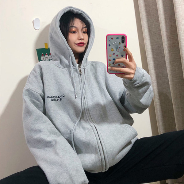 Γυναικείο φαρδύ φούτερ με κεντημένο κείμενο και μεταλλικό κούμπωμα