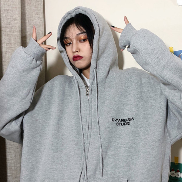 Γυναικείο φαρδύ φούτερ με κεντημένο κείμενο και μεταλλικό κούμπωμα