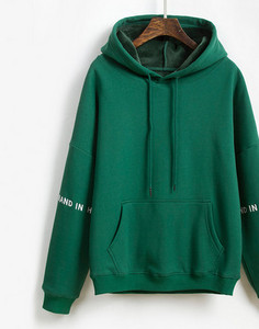 Γυναικείο αθλητικό φούτερ με κεντημένο κείμενο και κουκούλα