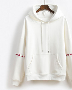 Γυναικείο αθλητικό φούτερ με κεντημένο κείμενο και κουκούλα