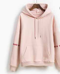 Γυναικείο αθλητικό φούτερ με κεντημένο κείμενο και κουκούλα