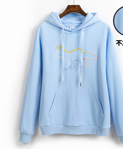 Ежедневен дамски суичър с бродерия и джоб -син цвят