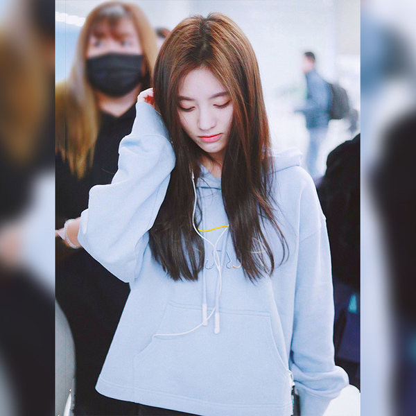 Ежедневен дамски суичър с бродерия и джоб -син цвят