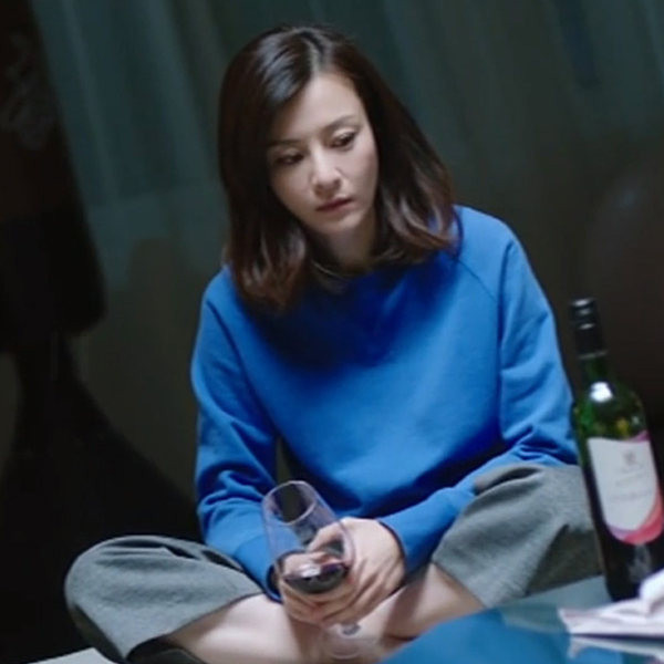 Alkalmi női pulóver ovális nyakkivágással, letisztult mintával