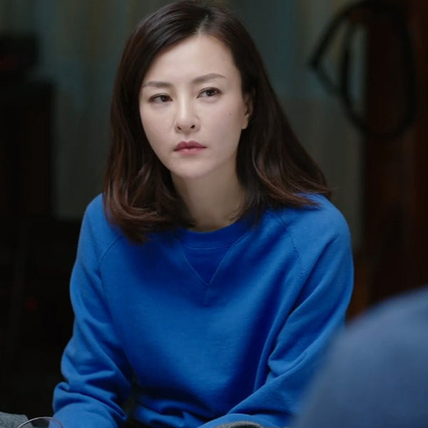 Alkalmi női pulóver ovális nyakkivágással, letisztult mintával