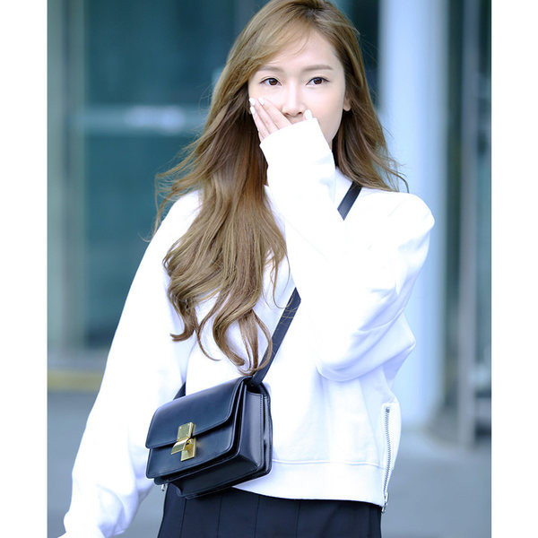 Casual φούτερ σε λευκό χρώμα με οβάλ λαιμόκοψη και φερμουάρ