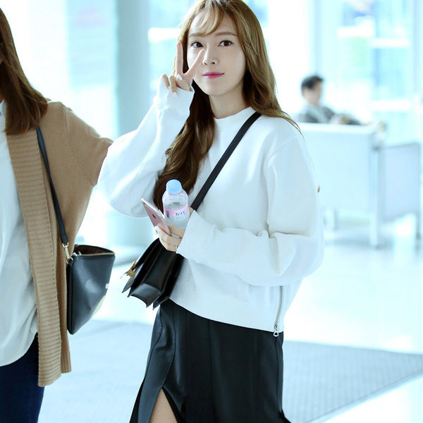 Casual φούτερ σε λευκό χρώμα με οβάλ λαιμόκοψη και φερμουάρ