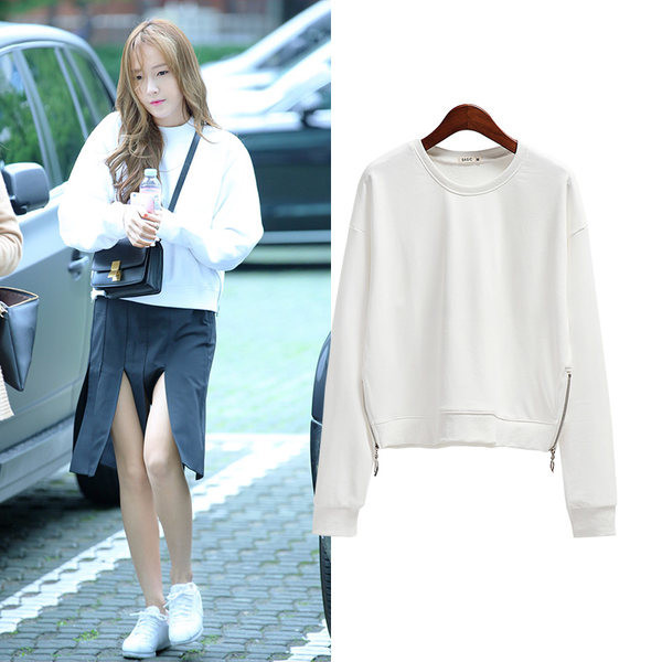 Casual φούτερ σε λευκό χρώμα με οβάλ λαιμόκοψη και φερμουάρ